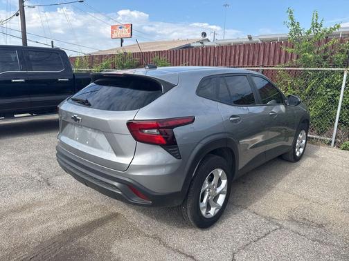 Sterling Gray Metallic 2025 Chevrolet Trax LS
