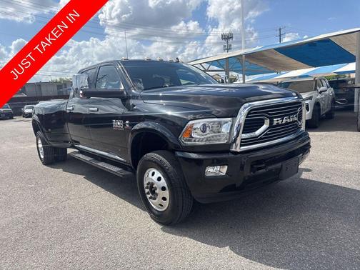 Brilliant Black Crystal Pearlcoat 2018 RAM 3500 Limited Crew Cab 4x4 8' Box