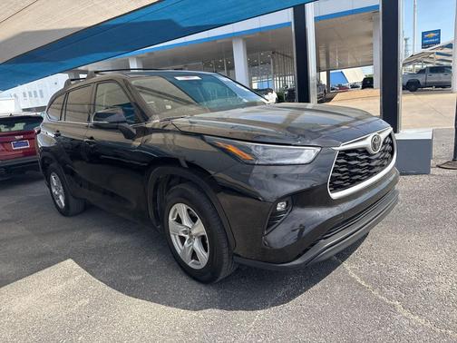 Midnight Black Metallic 2022 Toyota Highlander LE