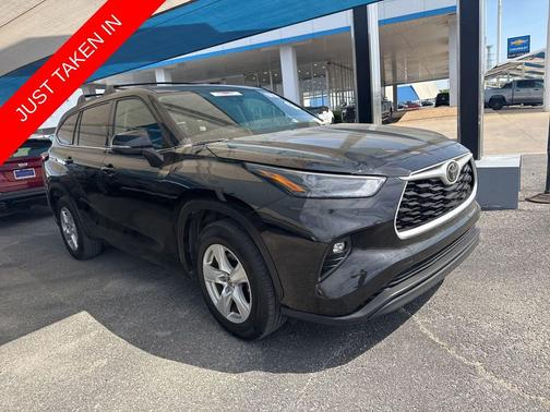 Midnight Black Metallic 2022 Toyota Highlander LE