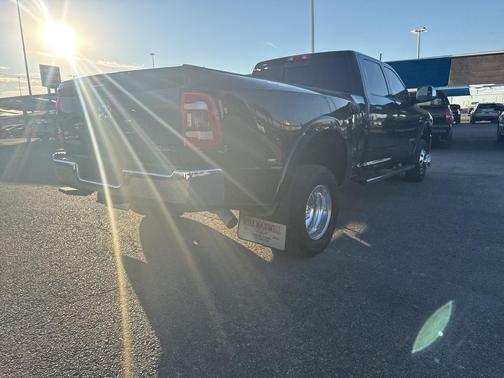2019 RAM 3500 Laramie Crew Cab 4x4 8' Box