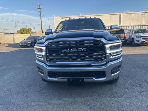 2019 RAM 3500 Laramie Crew Cab 4x4 8' Box