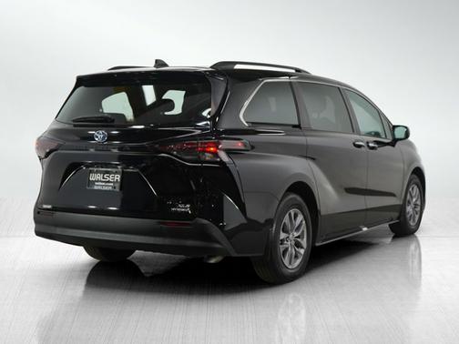 2024 Toyota Sienna LE