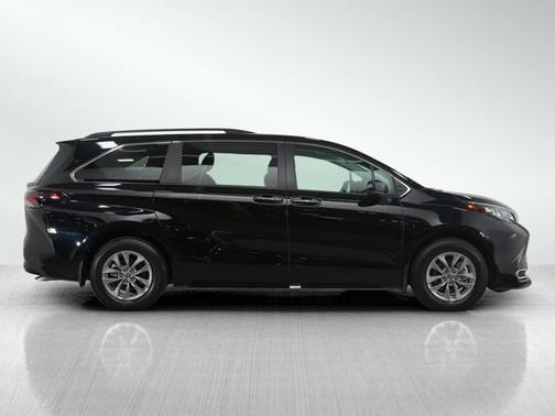 2024 Toyota Sienna LE