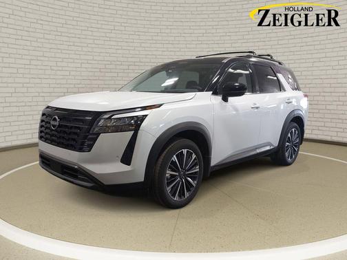 Everest White Pearl/Black 2026 Nissan Pathfinder Platinum