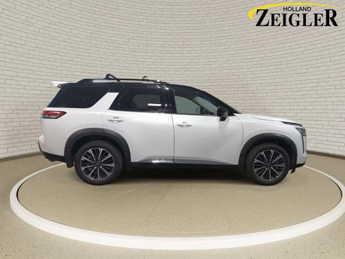 Everest White Pearl/Black 2026 Nissan Pathfinder Platinum