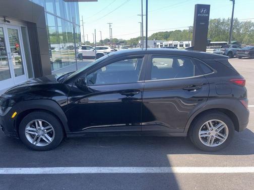 Ultra Black Pearl 2022 Hyundai KONA SE