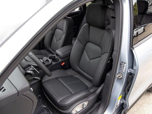 Dolomite Silver Metallic 2026 Porsche Macan Macan
