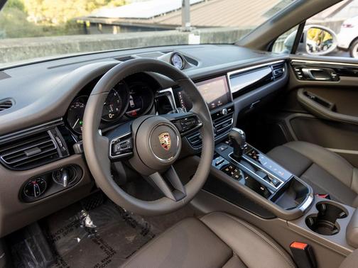 2025 Porsche Macan T