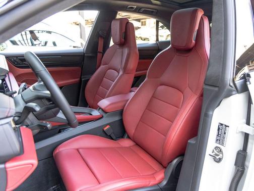 White 2025 Porsche Macan Macan Electric Turbo