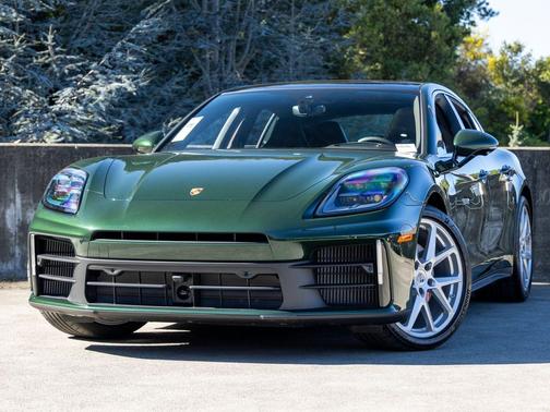 Oak Green Metallic Neo 2026 Porsche Panamera 4