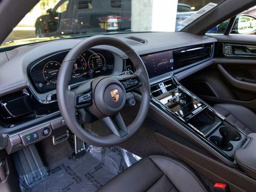 Oak Green Metallic Neo 2026 Porsche Panamera 4