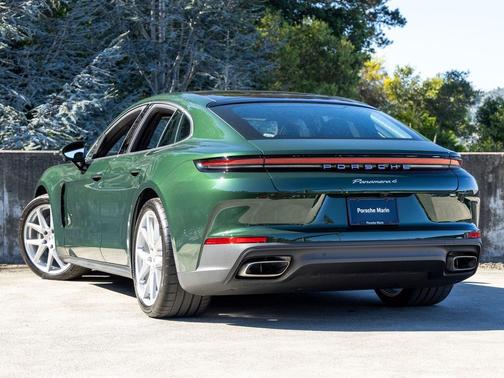 Oak Green Metallic Neo 2026 Porsche Panamera 4