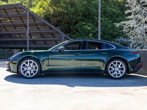 Oak Green Metallic Neo 2026 Porsche Panamera 4