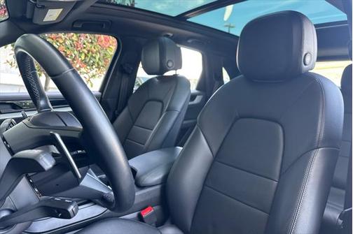 2024 Porsche Cayenne Base (Tiptronic)
