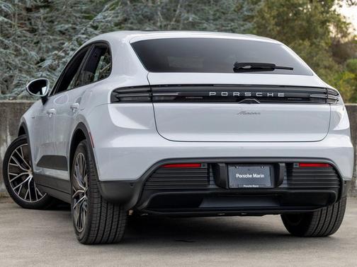 Ice Grey Metallic 2025 Porsche Macan Macan Electric
