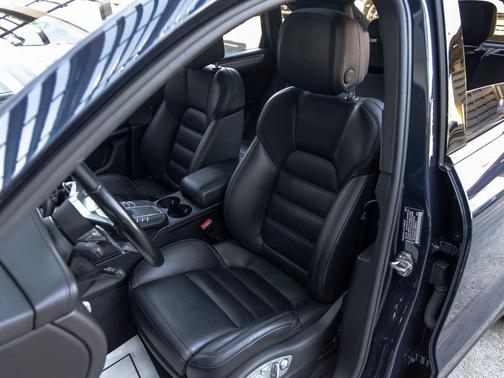 Night Blue Metallic 2018 Porsche Macan Macan GTS