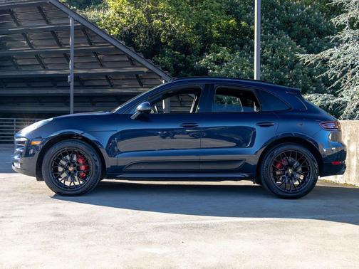Night Blue Metallic 2018 Porsche Macan Macan GTS