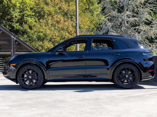 2025 Porsche Cayenne GTS