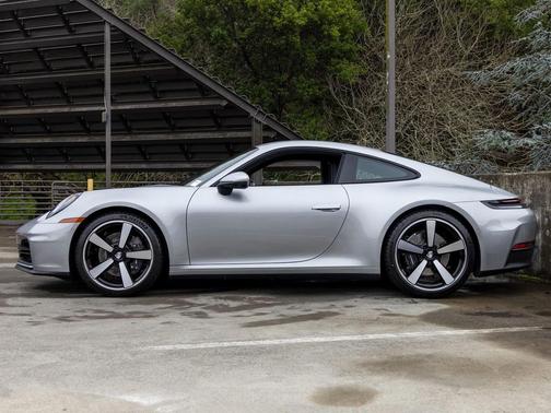 2025 Porsche 911 Carrera