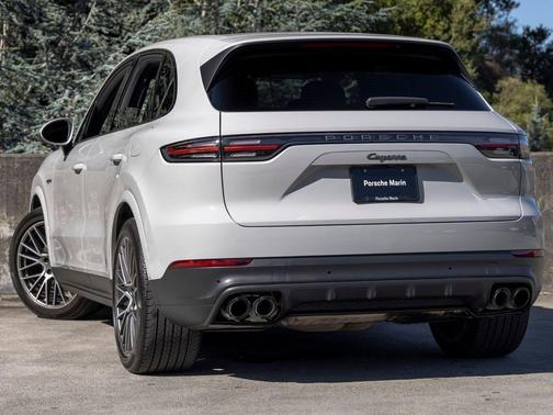 Chalk 2023 Porsche Cayenne Cayenne E-Hybrid Platinum Edition