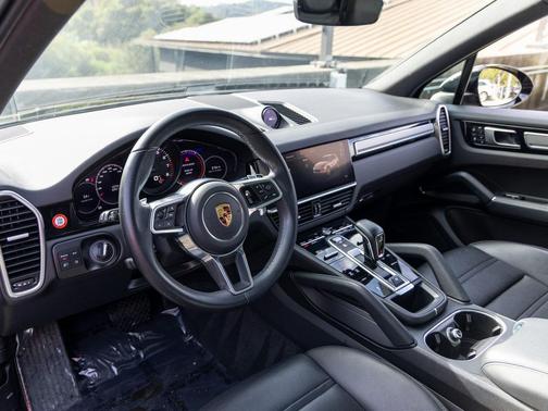 2023 Porsche Cayenne Platinum Edition