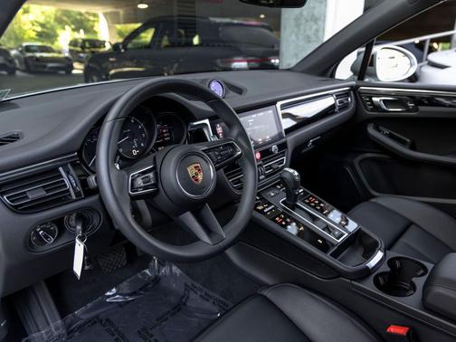 Dolomite Silver Metallic 2025 Porsche Macan Macan