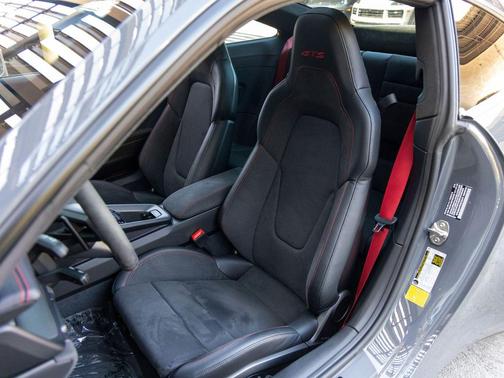 2025 Porsche 911 Carrera 4 GTS