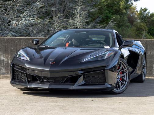 Carbon Flash Metallic 2024 Chevrolet Corvette Z06