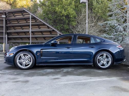 2022 Porsche Panamera Base (PDK)