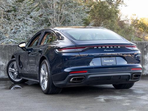 2022 Porsche Panamera Base (PDK)
