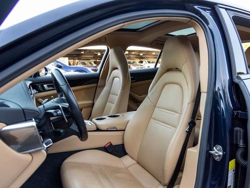 2022 Porsche Panamera Base (PDK)
