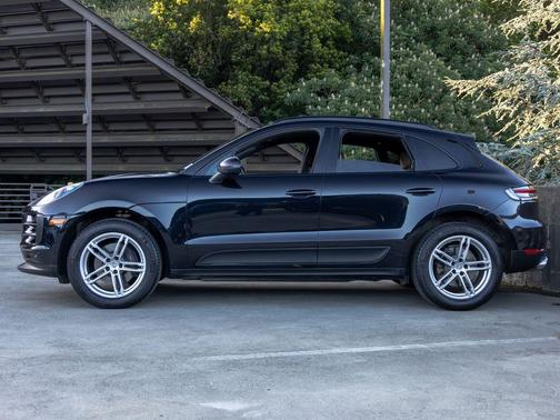 Jet Black Metallic 2020 Porsche Macan Macan