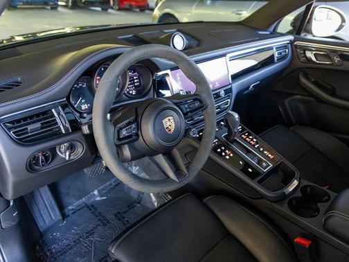 2025 Porsche Macan T