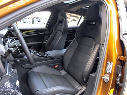 Madeira Gold Metallic 2026 Porsche Panamera 4