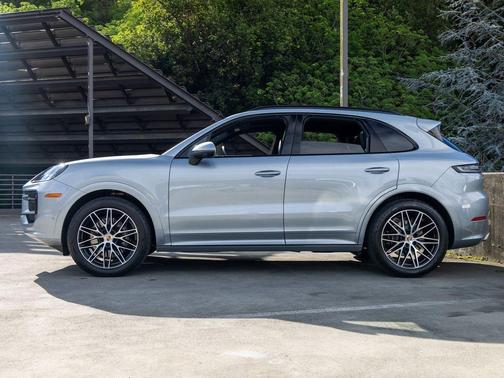 Dolomite Silver Metallic 2025 Porsche Cayenne Cayenne