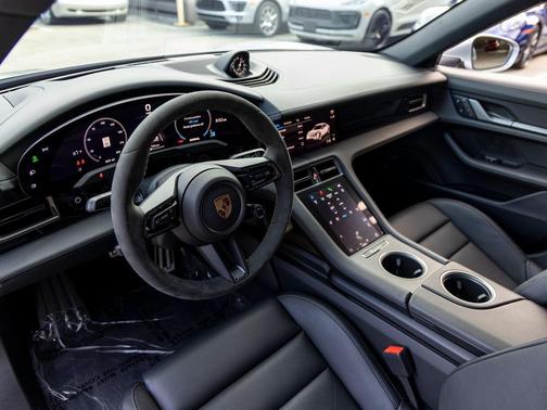 2025 Porsche Taycan 