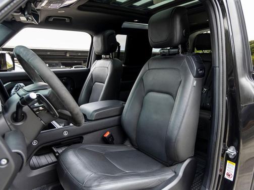 Santorini Black Metallic 2024 Land Rover Defender V8