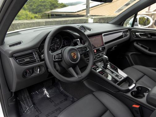 Carrara White Metallic 2026 Porsche Macan Macan