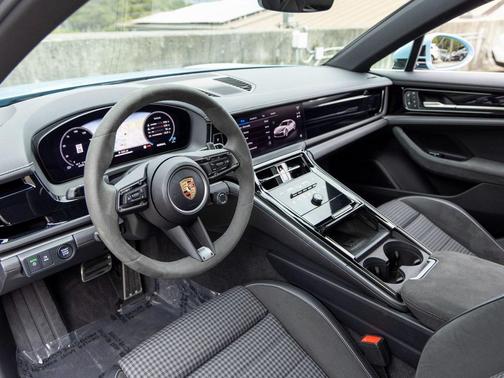 2025 Porsche Panamera 4