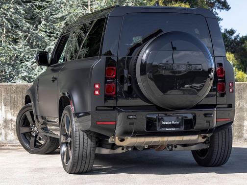 Satin 2025 Land Rover Defender 90 P400 X-Dynamic SE