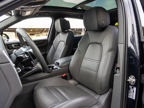 2023 Porsche Cayenne Platinum Edition