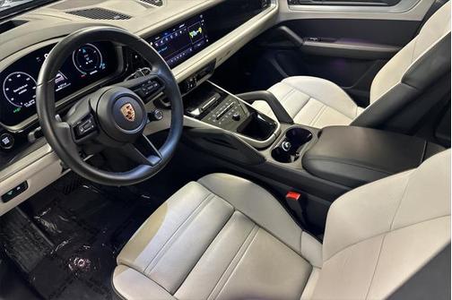 2024 Porsche Cayenne Base (Tiptronic)