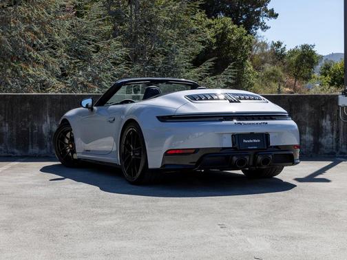 2025 Porsche 911 Carrera 4 GTS