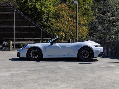 2025 Porsche 911 Carrera 4 GTS