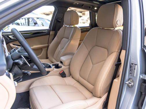 Dolomite Silver Metallic 2026 Porsche Macan Macan