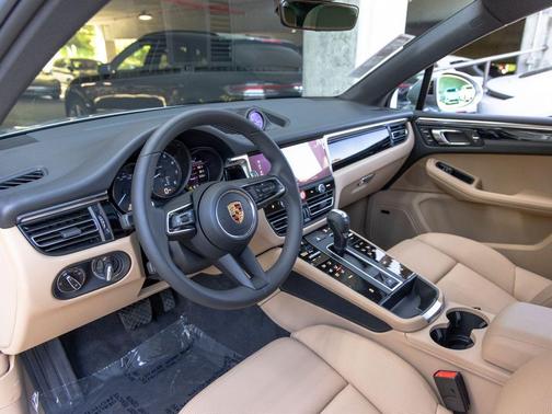 Dolomite Silver Metallic 2026 Porsche Macan Macan