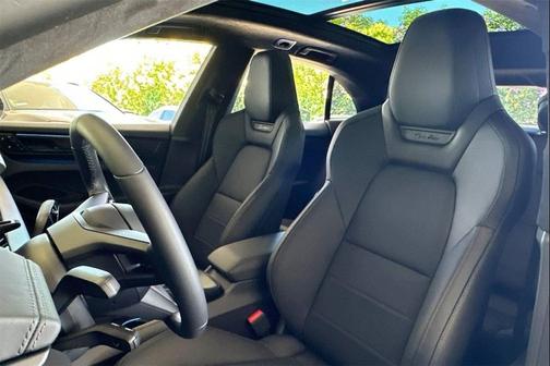 2025 Porsche Macan Turbo