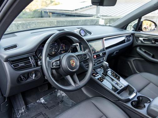 2025 Porsche Macan T