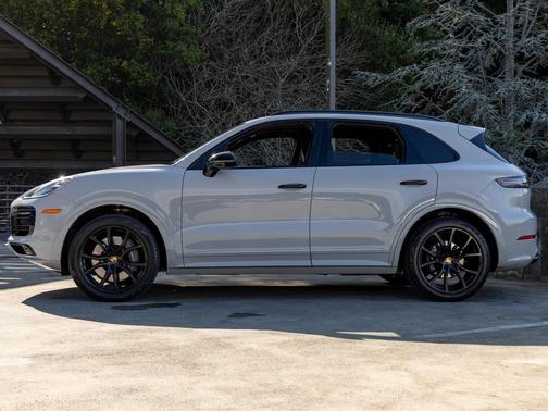 2022 Porsche Cayenne Platinum Edition